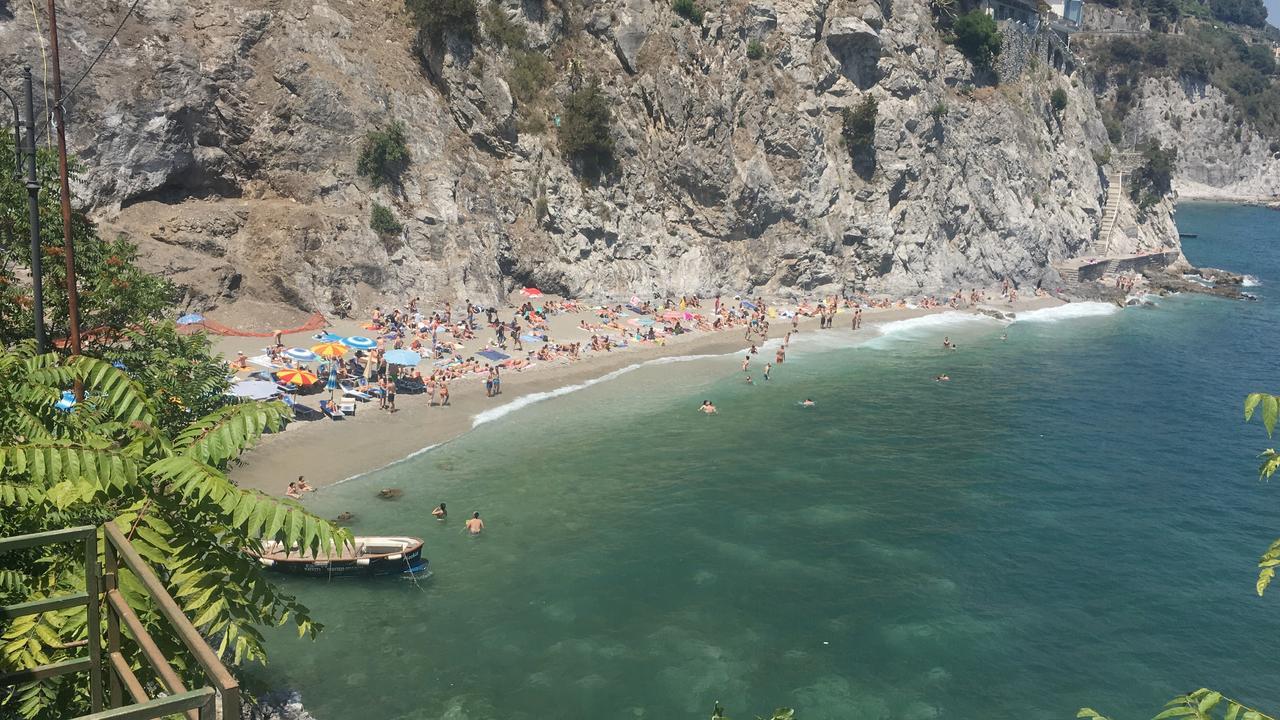 B&B Katerine Salerno Bagian luar foto